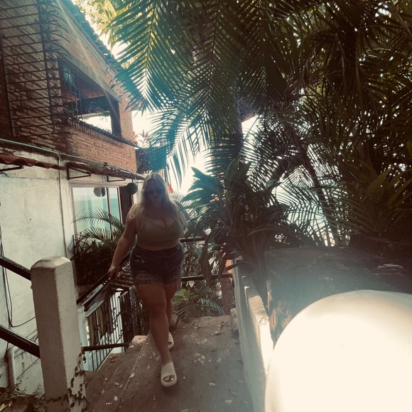 Meet your Posher, Carly - Picture 3 of 3